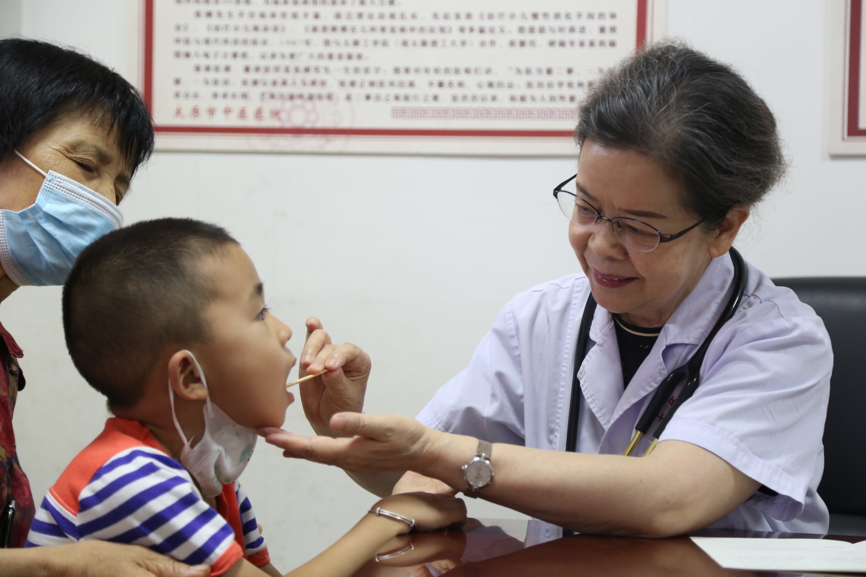 李玉蘭為患兒診治。圖片由太原市衛(wèi)健委提供